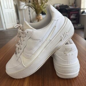 Nike Air Force 1 Low White/Cream Size 9.5 – Excellent Condition